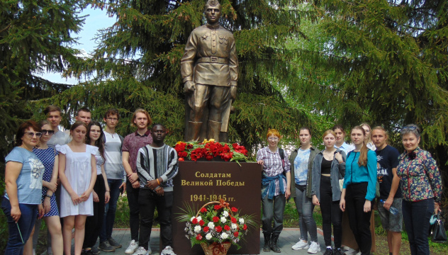 У памятника солдатам Победы