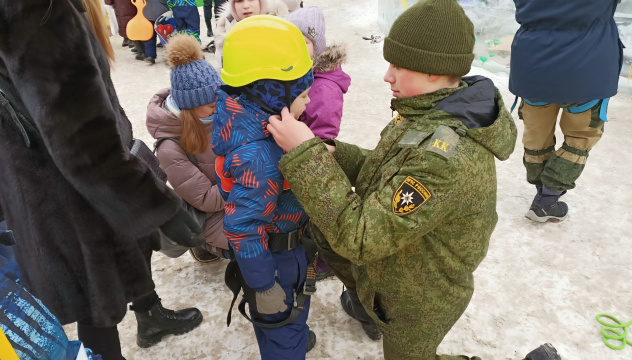 Курсанты Уральского техникума "Рифей" помогают самым юным ледолазам