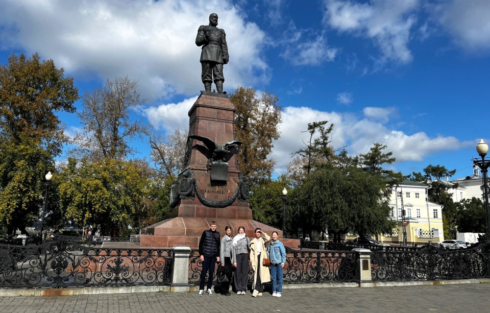 У памятника Александру III